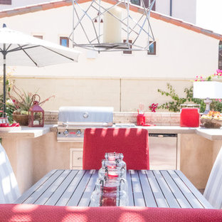 Esempio di un patio o portico design dietro casa con pavimentazioni in cemento e una pergola