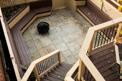 Diseño de patio actual de tamaño medio sin cubierta en patio trasero con brasero y adoquines de piedra natural
