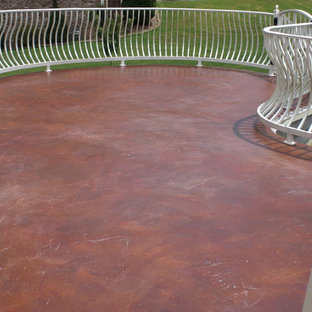 Ispirazione per un grande patio o portico davanti casa con cemento stampato e nessuna copertura