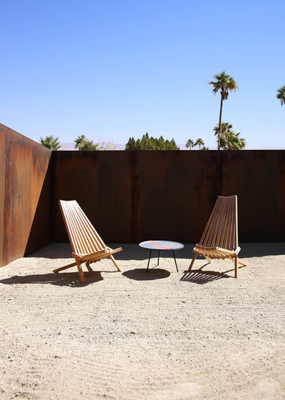 Mid-Century Patio by Hundred Mile House