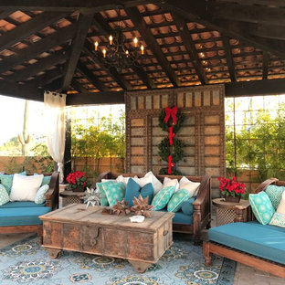 Idee per un grande patio o portico eclettico dietro casa con pavimentazioni in pietra naturale e un gazebo o capanno