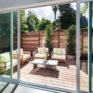Immagine di un patio o portico industriale di medie dimensioni e dietro casa con pedane e nessuna copertura