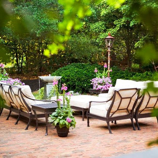Foto di un grande patio o portico tradizionale con fontane, pavimentazioni in mattoni e nessuna copertura