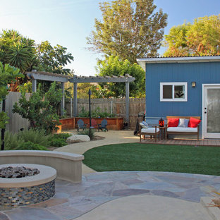 Ispirazione per un patio o portico american style di medie dimensioni e dietro casa con graniglia di granito e una pergola