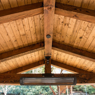 Foto di un patio o portico tradizionale di medie dimensioni e dietro casa con pavimentazioni in pietra naturale e una pergola