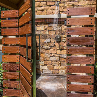Imagen de patio rural, sin cubierta, con ducha exterior