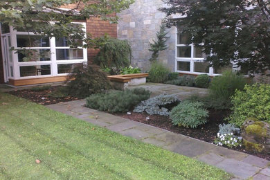バーリントンにある高級な広いコンテンポラリースタイルのおしゃれな前庭 (天然石敷き) の写真