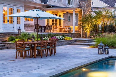 Großer, Unbedeckter Klassischer Patio hinter dem Haus mit Outdoor-Küche und Natursteinplatten in New York