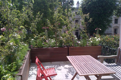 На фото: маленький двор в стиле неоклассика (современная классика) для на участке и в саду