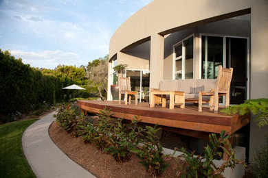 サンディエゴにある高級な広いコンテンポラリースタイルのおしゃれな裏庭のテラス (デッキ材舗装、日よけなし) の写真