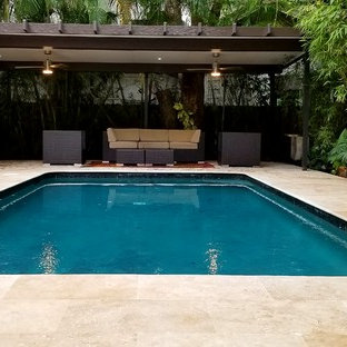 Immagine di un patio o portico classico di medie dimensioni e dietro casa con piastrelle e una pergola