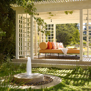 Foto di un patio o portico chic con un gazebo o capanno e pavimentazioni in pietra naturale