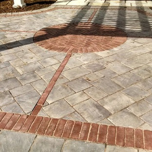 Esempio di un patio o portico shabby-chic style di medie dimensioni e dietro casa con pavimentazioni in mattoni e una pergola