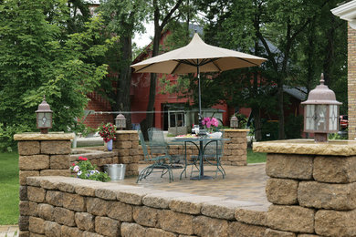 Example of a classic patio design in Minneapolis