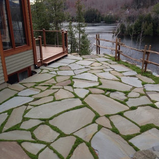 Foto di un patio o portico rustico con pavimentazioni in pietra naturale