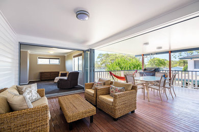 Überdachter, Mittelgroßer Moderner Patio hinter dem Haus mit Dielen in Brisbane