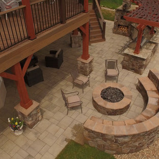 Esempio di un grande patio o portico american style dietro casa con pavimentazioni in cemento e una pergola