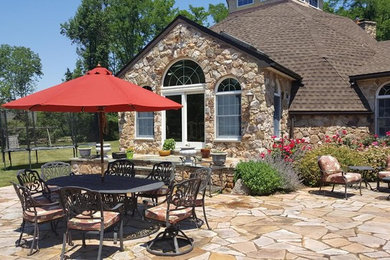 Foto de patio tradicional grande sin cubierta en patio trasero con adoquines de piedra natural
