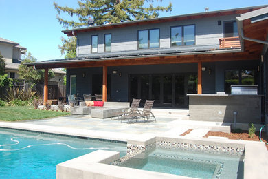На фото: двор среднего размера на заднем дворе в стиле модернизм с летней кухней, покрытием из бетонных плит и навесом
