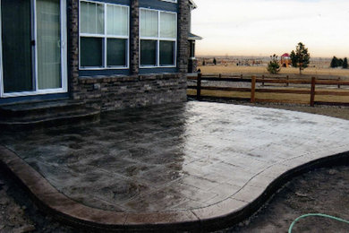 Exemple d'une terrasse avec du béton estampé.