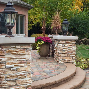 Esempio di un patio o portico boho chic di medie dimensioni e dietro casa con pavimentazioni in cemento e nessuna copertura