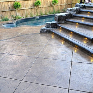 Esempio di un patio o portico stile americano
