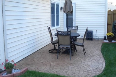 Foto de patio pequeño sin cubierta en patio trasero con adoquines de piedra natural