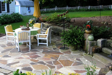 Diseño de patio rústico de tamaño medio sin cubierta en patio trasero con adoquines de piedra natural