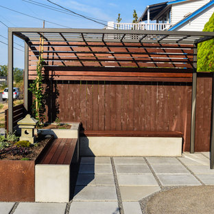 Immagine di un piccolo patio o portico etnico con pavimentazioni in cemento e una pergola