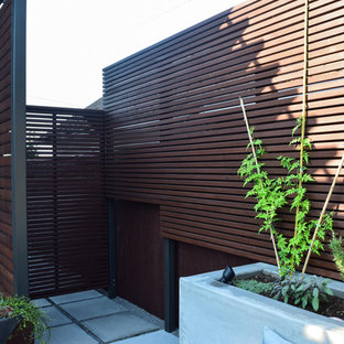 Idee per un piccolo patio o portico etnico dietro casa con un giardino in vaso, pavimentazioni in cemento e una pergola