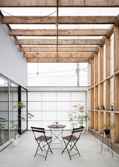 Contemporary Courtyard Contemporary Garage