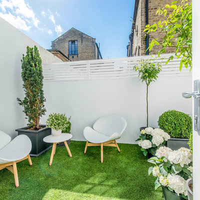 Example of a small trendy patio design in London