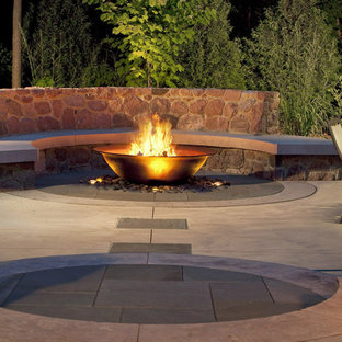 Ispirazione per un grande patio o portico american style dietro casa con un focolare e pavimentazioni in pietra naturale