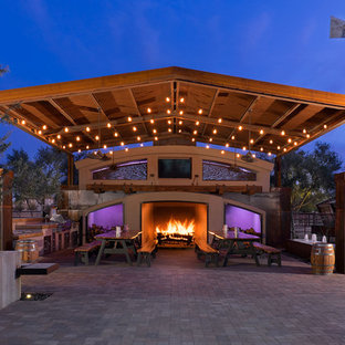 Ispirazione per un grande patio o portico minimal dietro casa con un gazebo o capanno e pavimentazioni in mattoni