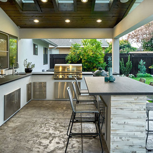 Idee per un grande patio o portico contemporaneo dietro casa con lastre di cemento e un tetto a sbalzo