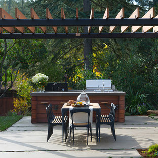 Mittelgroße Country Pergola hinter dem Haus mit Outdoor-Küche und Betonplatten in San Francisco