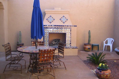 フェニックスにあるサンタフェスタイルのおしゃれなテラス・中庭の写真