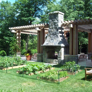 Idee per un ampio patio o portico chic dietro casa con una pergola