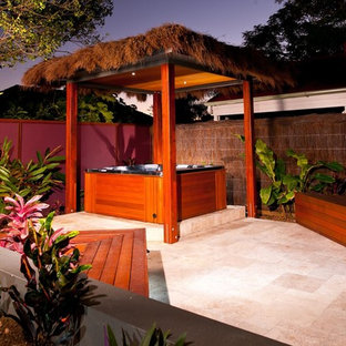 Esempio di un patio o portico tropicale con nessuna copertura