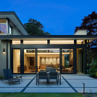 Immagine di un patio o portico contemporaneo di medie dimensioni e dietro casa con lastre di cemento e nessuna copertura