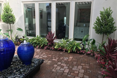 ヒューストンにある高級な小さなコンテンポラリースタイルのおしゃれな中庭のテラス (レンガ敷き、噴水、日よけなし) の写真