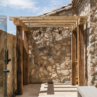 Idee per un patio o portico country di medie dimensioni e dietro casa con piastrelle e una pergola