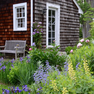 Ispirazione per un piccolo patio o portico country dietro casa con pavimentazioni in mattoni e nessuna copertura