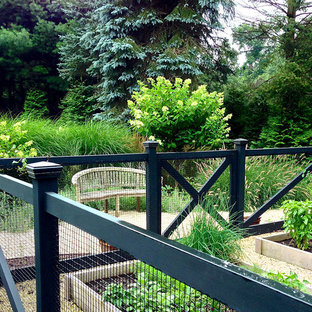 Immagine di un piccolo patio o portico country dietro casa con ghiaia e nessuna copertura