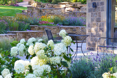 他の地域にある広いトラディショナルスタイルのおしゃれなテラス・中庭 (天然石敷き) の写真