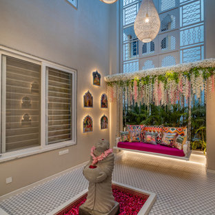 Esempio di un patio o portico design in cortile con fontane, piastrelle e un tetto a sbalzo