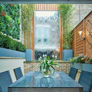 Esempio di un piccolo patio o portico design in cortile con fontane e pedane