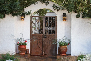 フェニックスにあるお手頃価格の広い地中海スタイルのおしゃれな前庭のテラス (レンガ敷き) の写真