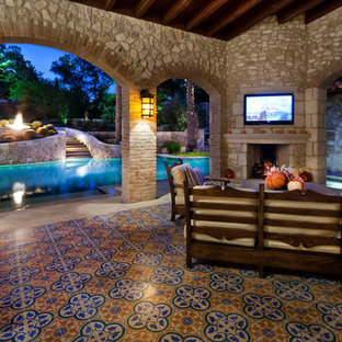 Ejemplo de patio mediterráneo, grande, en anexo de casas y patio trasero, con brasero y suelo de baldosas