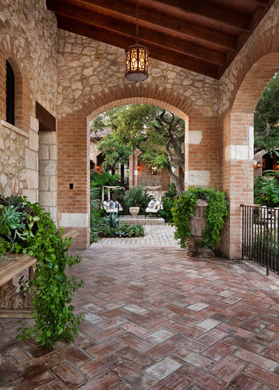 Mediterraneo Patio by chas architects